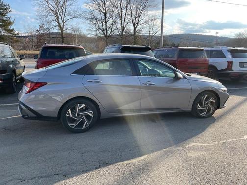 Fluid Metal 2025 Hyundai ELANTRA SEL