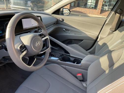 Fluid Metal 2025 Hyundai ELANTRA SEL