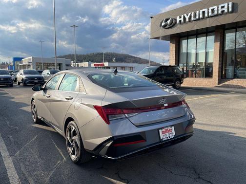 Fluid Metal 2025 Hyundai ELANTRA SEL