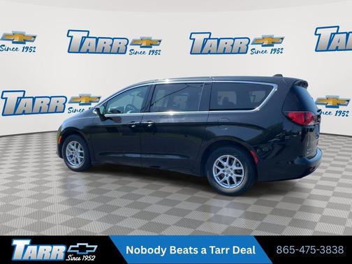 Brilliant Black Crystal Pearlcoat 2023 Chrysler Voyager LX