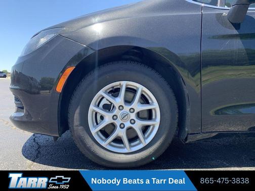 Brilliant Black Crystal Pearlcoat 2023 Chrysler Voyager LX