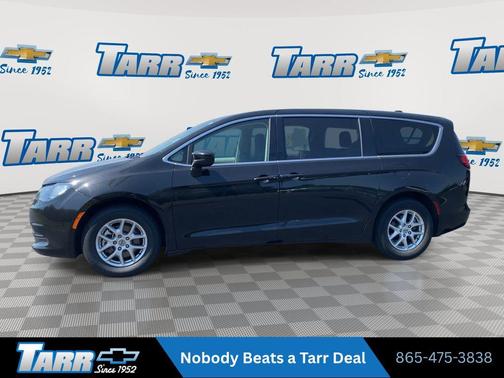 Brilliant Black Crystal Pearlcoat 2023 Chrysler Voyager LX