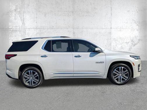 Iridescent Pearl Tricoat 2022 Chevrolet Traverse High Country