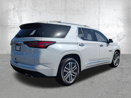 Iridescent Pearl Tricoat 2022 Chevrolet Traverse High Country