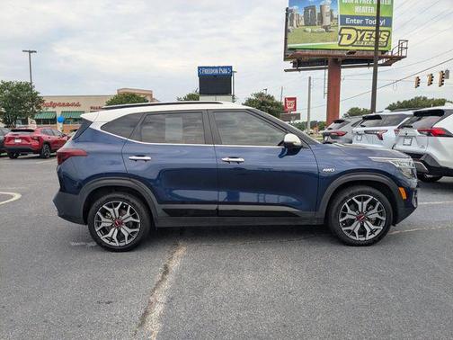 Dark Ocean Blue/White Roof 2022 Kia Seltos SX Turbo
