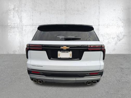 Polar White Tricoat 2026 Chevrolet Traverse LT