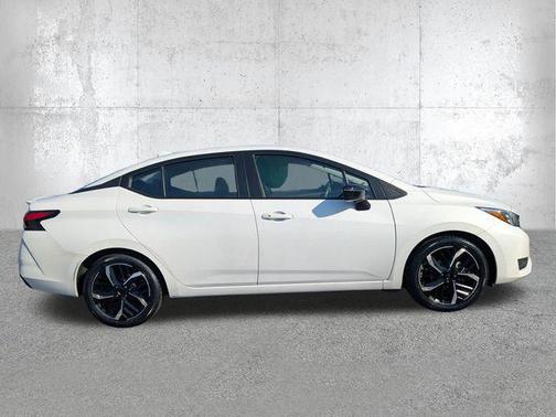 Aspen White Tricoat 2024 Nissan Versa 1.6 S