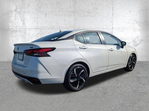 Aspen White Tricoat 2024 Nissan Versa 1.6 S