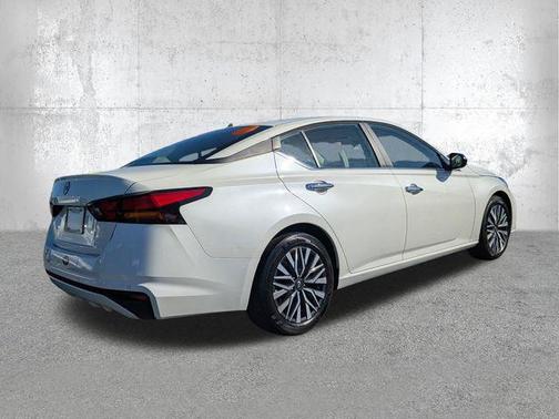 Pearl White Tricoat 2025 Nissan Altima 2.5 SV