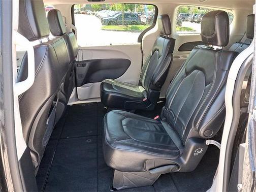 2022 Chrysler Pacifica Touring-L
