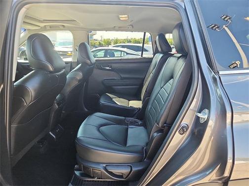 2022 Toyota Highlander Hybrid 