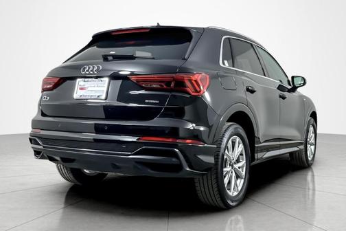Mythos Black Metallic 2022 Audi Q3 45 S line Premium