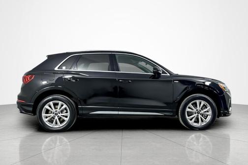 Mythos Black Metallic 2022 Audi Q3 45 S line Premium