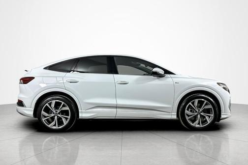 Glacier White Metallic 2025 Audi Q4 e-tron 55 quattro Premium