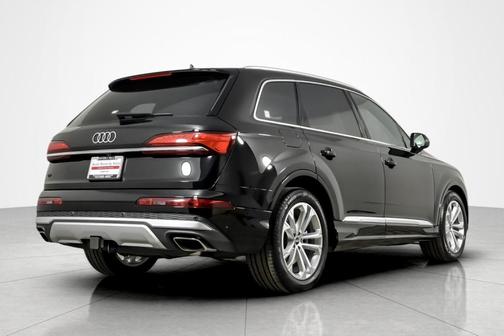 Mythos Black Metallic 2025 Audi Q7 55 Premium
