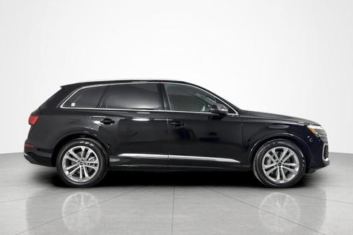 Mythos Black Metallic 2025 Audi Q7 55 Premium