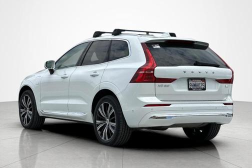 Crystal White 2023 Volvo XC60 Recharge Plug-In Hybrid T8 Plus Bright Theme