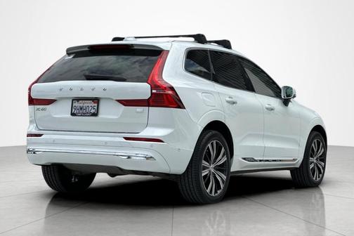 Crystal White 2023 Volvo XC60 Recharge Plug-In Hybrid T8 Plus Bright Theme