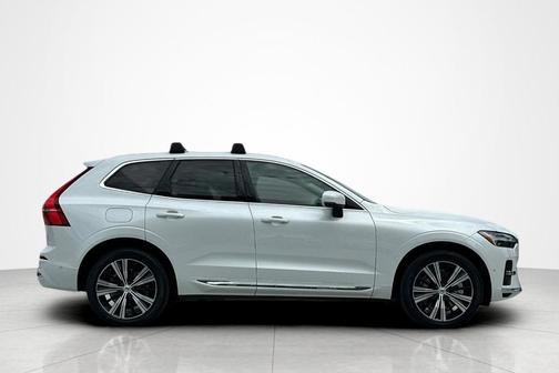 Crystal White 2023 Volvo XC60 Recharge Plug-In Hybrid T8 Plus Bright Theme