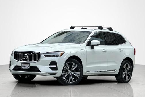 Crystal White 2023 Volvo XC60 Recharge Plug-In Hybrid T8 Plus Bright Theme