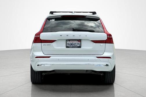 Crystal White 2023 Volvo XC60 Recharge Plug-In Hybrid T8 Plus Bright Theme