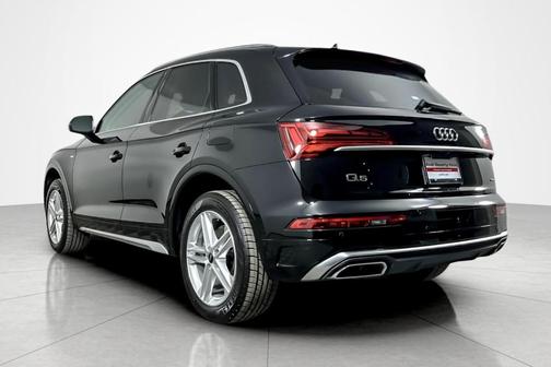 Mythos Black Metallic 2023 Audi Q5 e 55 S line quattro Premium