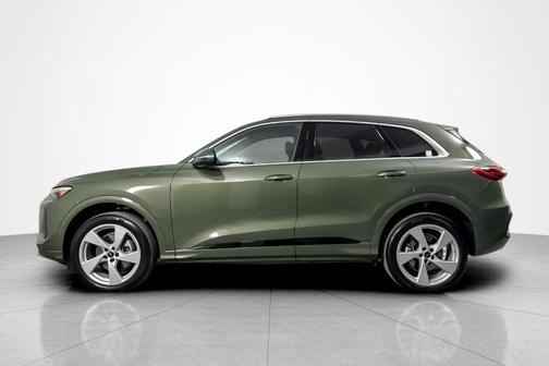 District Green Metallic 2025 Audi Q5 2.0T quattro Premium