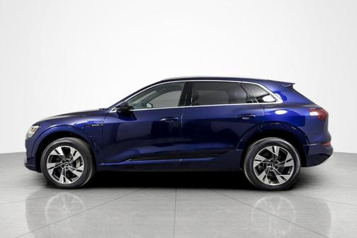 Navarra Blue Metallic 2022 Audi e-tron Premium