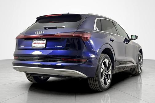 Navarra Blue Metallic 2022 Audi e-tron Premium