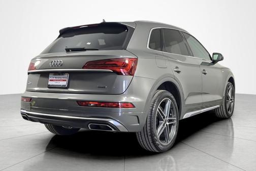 Chronos Gray Metallic 2023 Audi Q5 e 55 S line quattro Premium