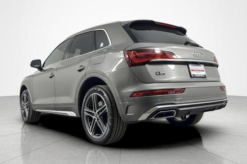 Chronos Gray Metallic 2023 Audi Q5 e 55 S line quattro Premium