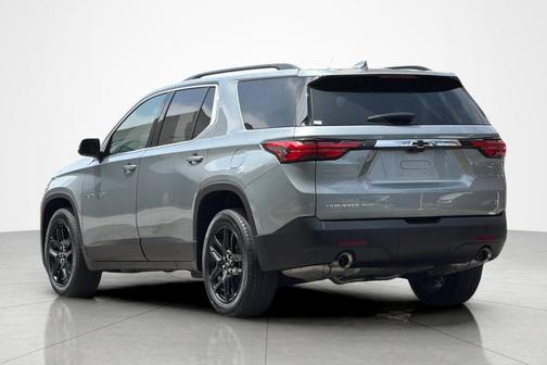 Brilliant Silver Metallic 2023 Chevrolet Traverse LT Leather