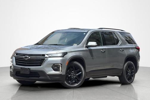 Brilliant Silver Metallic 2023 Chevrolet Traverse LT Leather