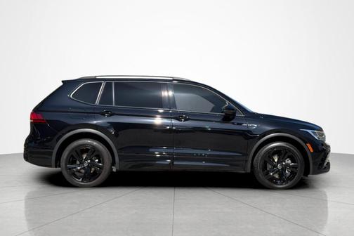 Deep Black Pearl Effect 2023 Volkswagen Tiguan 2.0T SE R-Line Black