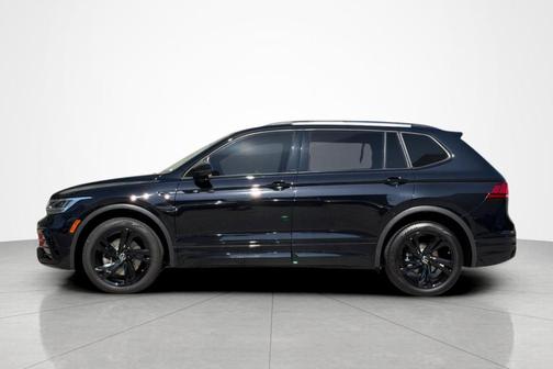 Deep Black Pearl Effect 2023 Volkswagen Tiguan 2.0T SE R-Line Black