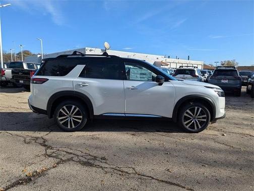 2025 Nissan Pathfinder Platinum
