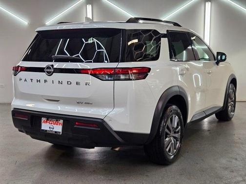 2024 Nissan Pathfinder SV