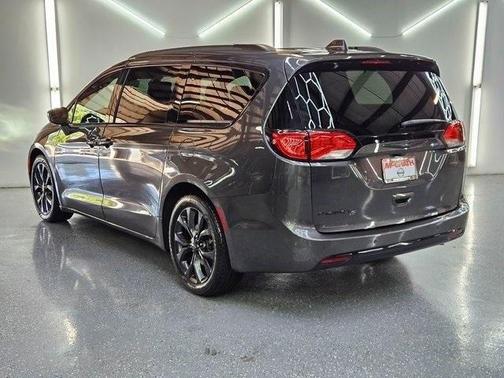 2020 Chrysler Pacifica Touring-L