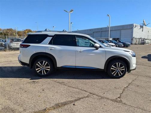 2025 Nissan Pathfinder Platinum