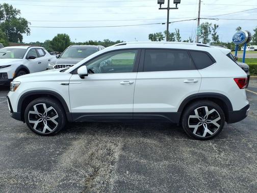 Pure White 2022 Volkswagen Taos SEL