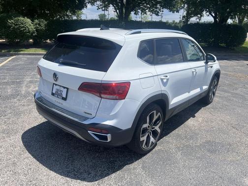 Pure White 2022 Volkswagen Taos SEL