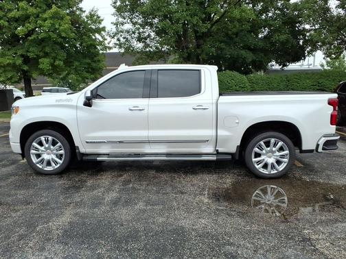 Iridescent Pearl Tricoat 2024 Chevrolet Silverado 1500 High Country