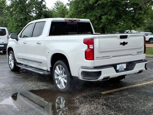 Iridescent Pearl Tricoat 2024 Chevrolet Silverado 1500 High Country