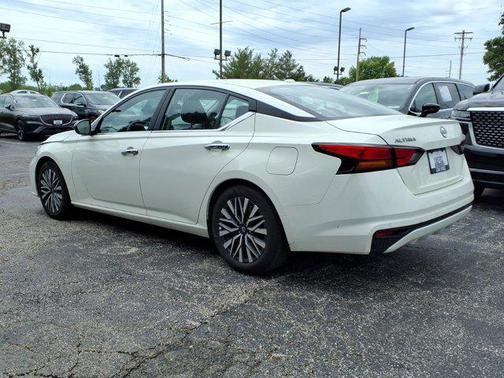 Glacier White 2025 Nissan Altima SV