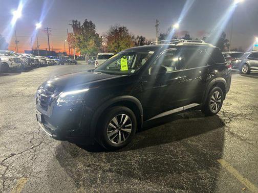 2023 Nissan Pathfinder SL