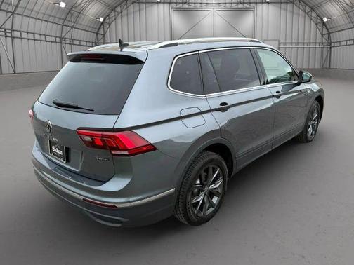 Platinum Gray Metallic 2022 Volkswagen Tiguan 2.0T SE