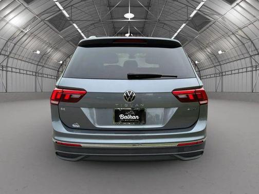 Platinum Gray Metallic 2022 Volkswagen Tiguan 2.0T SE