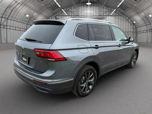Platinum Gray Metallic 2022 Volkswagen Tiguan 2.0T SE