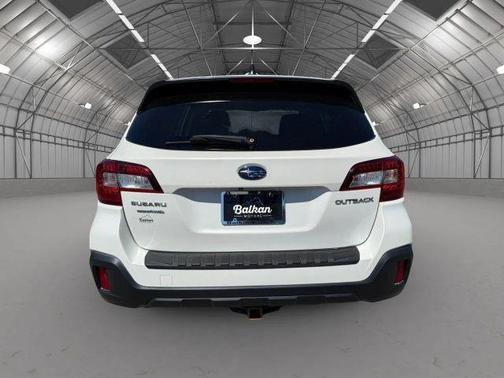 Crystal White Pearl 2018 Subaru Outback 2.5i Premium