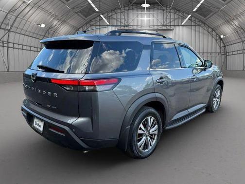 2022 Nissan Pathfinder SV